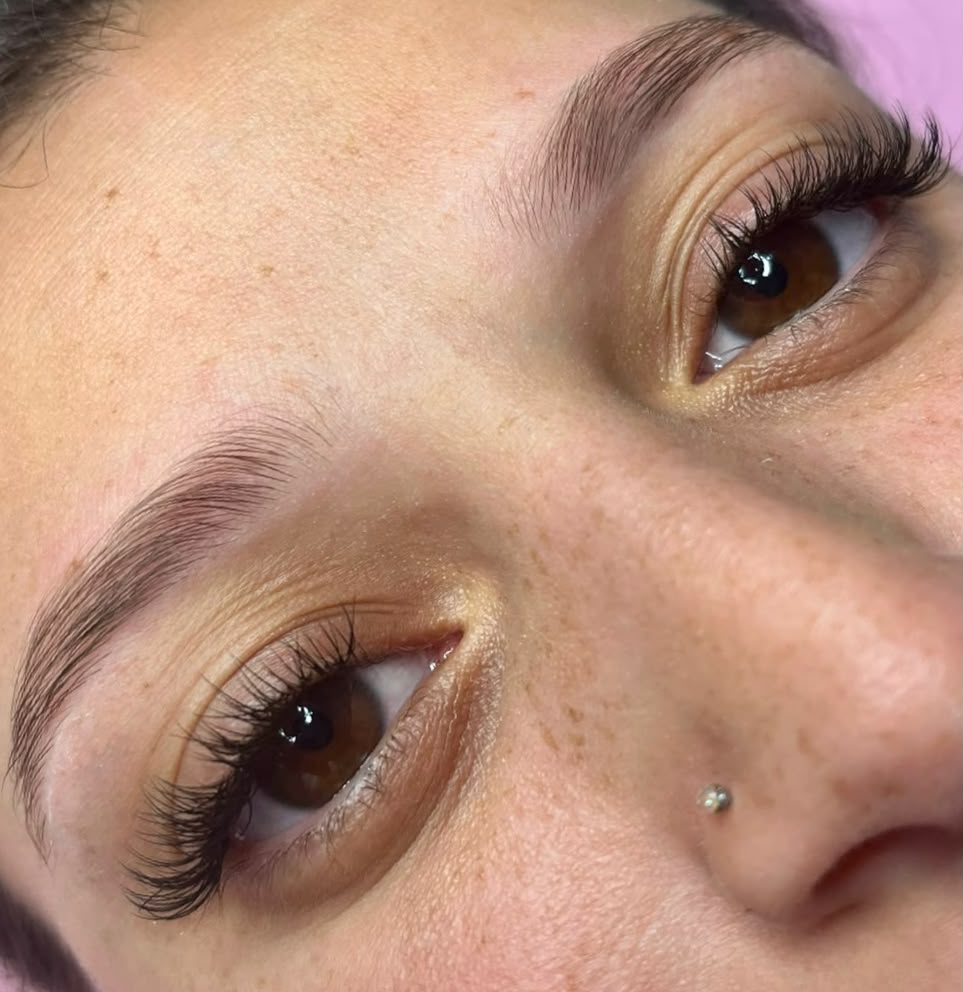 Trabajo de cejas y pestañas